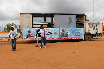 campagne-de-sensibilisation-sur-le-paludisme-par-camion-podium